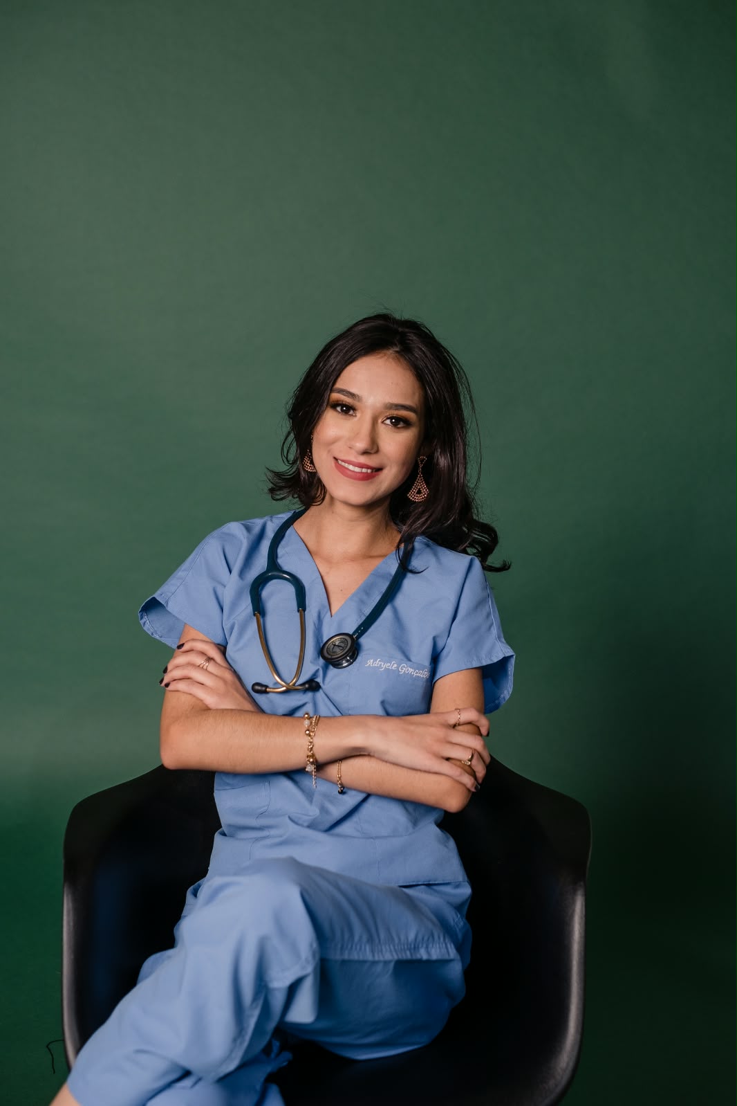 Dra. Adryele com roupa clínica azul e estetoscópio
